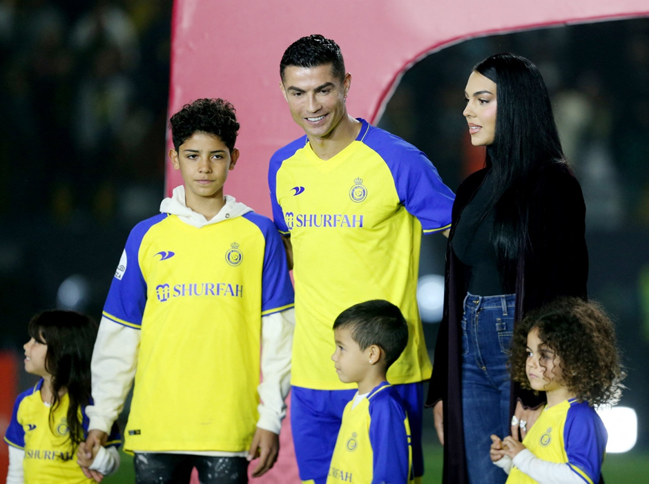 Cristiano Ronaldo receives enthusiastic welcome from Al-Nassr | Daily Sabah